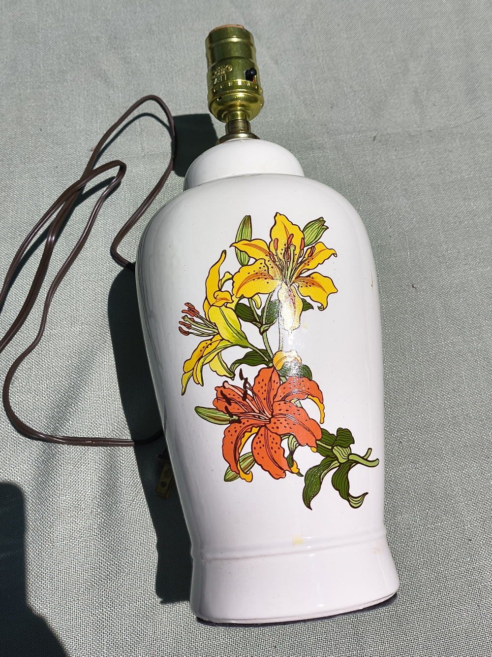 Vintage 1980s white ceramic painted Lily chinoiserie 13" lamp